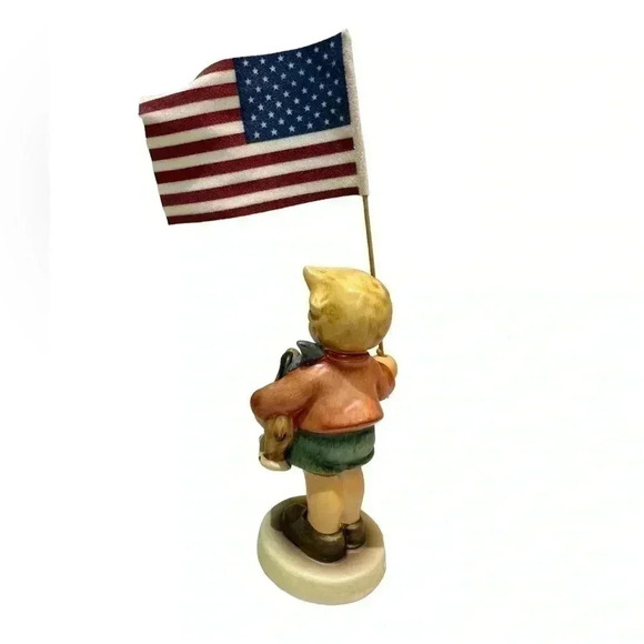 M.I. Hummel LITTLE FLAG BEARER First Issue - Picture 3 of 14